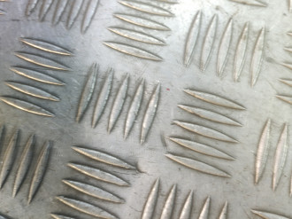 Направляющая стекла Mazda 323 1994-1998