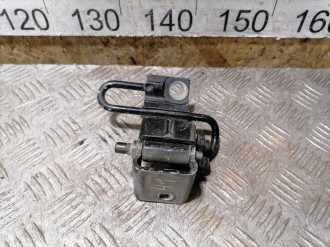 Петля двери задней правой нижняя Volkswagen Touareg 2002 2010