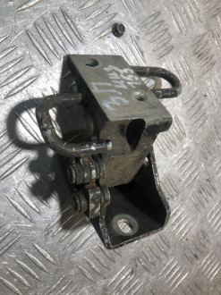 Петля двери задней правой нижняя Volkswagen Touareg 2002 2010