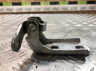 Петля двери задней правой нижняя Cadillac Sts 2005-2011