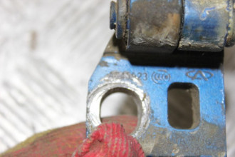 Петля двери передней левой верхняя Chery Very 2011-2014