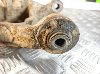 Кулак задний левый Chevrolet Captiva  2006-2010