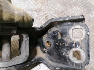 Петля двери задней левой верхняя Chrysler Pacifica 2003-2008