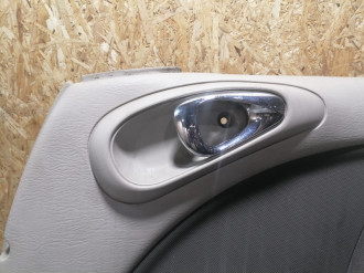 Обшивка двери передней правой Chrysler Pt cruiser  2000-2010