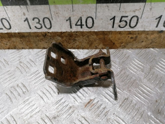 Петля двери передней правой нижняя Chrysler Pacifica 2003-2008