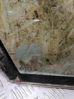 Стекло кузовное глухое заднее левое Audi 80/90 1986-1991