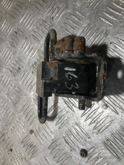 Петля двери передней левой нижняя Audi Q7  2005 2015
