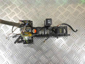 Блок предохранителей моторный Audi 80/90 1986-1991