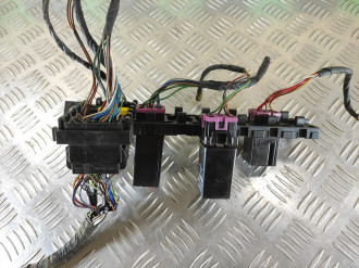 Блок предохранителей моторный Audi 80/90 1986-1991