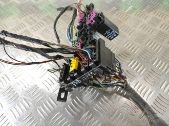 Блок предохранителей моторный Audi 80/90 1986-1991