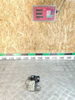 Петля двери задней левой нижняя Audi A6 c6 C6