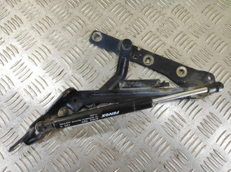 Петля крышки багажника левая Ford Focus 1998-2005