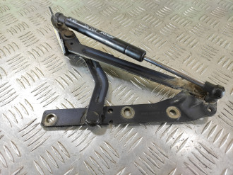 Петля крышки багажника правая Ford Focus 1998-2005