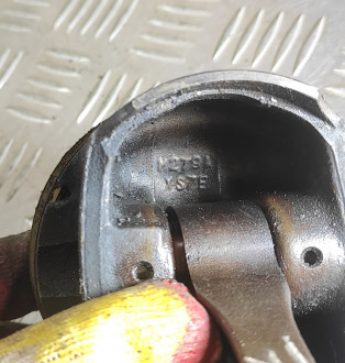 Поршень с шатуном Ford Focus 1998-2005