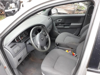 В разборе Kia Carens 2002 2006