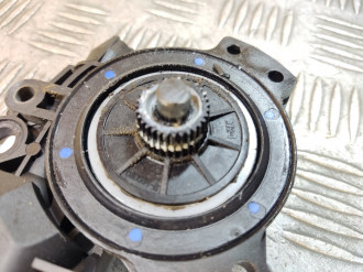 Моторчик стеклоподъемника правый передний Kia Ceed 2007-2012