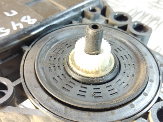 Моторчик стеклоподъемника правый передний Hyundai I40 2011-2019