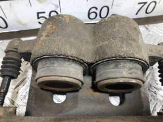 Суппорт передний левый Infiniti Qx 2004-2009