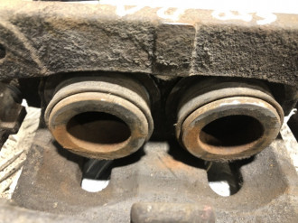 Суппорт передний левый Infiniti Qx 2004-2009