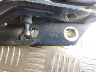 Петля багажника правая Opel Omega B