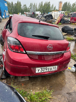 В разборе Opel Astra H