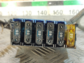 Блок предохранителей на батареи Opel Vectra B