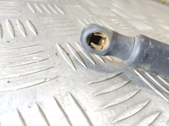 Амортизатор стекла багажника Land rover Range rover sport 2005-2012