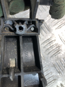 Кронштейн ручки передней левой Land rover Discovery 3 2004-2009