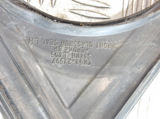 Уплотнитель стекла двери пер. левый Land rover Range rover iv 2013-2021