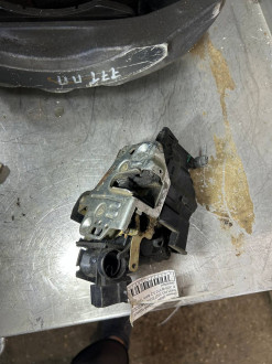 Замок двери передней правой E 210