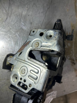 Замок двери передней правой E 210