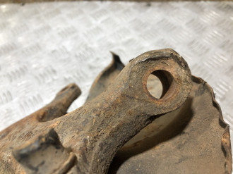 Кулак поворотный передний левый E 210