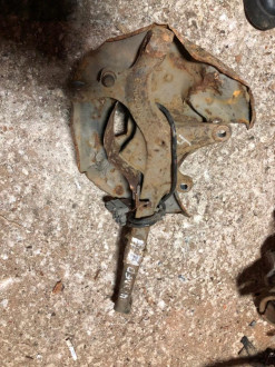 Кулак поворотный передний правый E 210