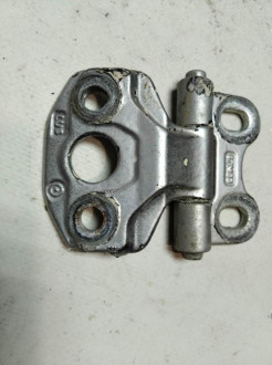 Петля двери передней правой верхняя E 210