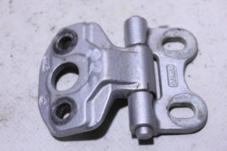 Петля двери передней правой нижняя E 210