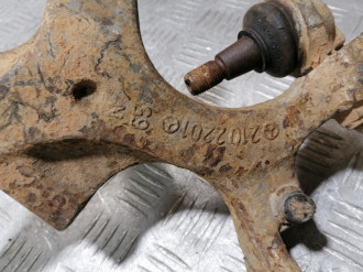 Кулак поворотный передний правый E 210