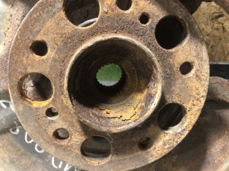 Кулак задний правый Clk 208