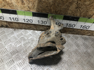 Кулак поворотный передний правый Clk 209