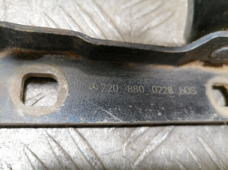 Петля капота правая S 220