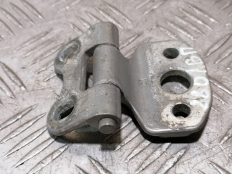 Петля двери передней левой верхняя Clk 208