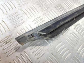 Накладка стекла заднего правого S 221