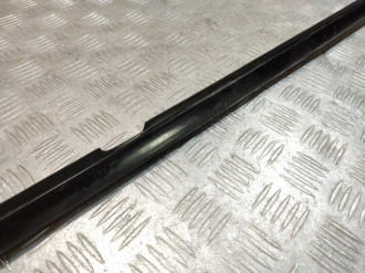 Накладка стекла заднего правого S 221