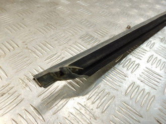 Накладка стекла заднего правого S 221