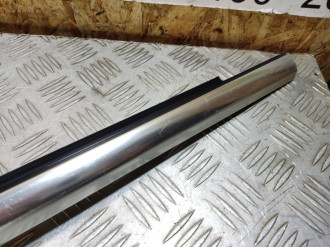 Накладка стекла переднего правого S 221