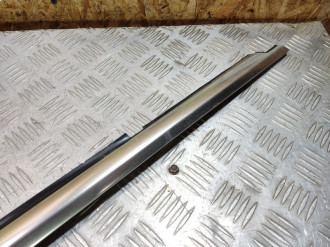 Накладка стекла переднего левого S 221