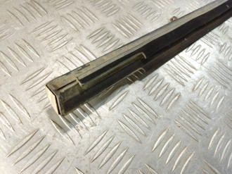 Накладка стекла переднего левого S 221