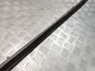 Накладка стекла переднего левого S 221