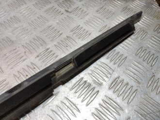 Накладка стекла переднего левого S 221