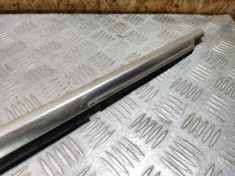 Накладка стекла переднего правого S 221