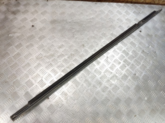 Накладка стекла переднего правого S 221